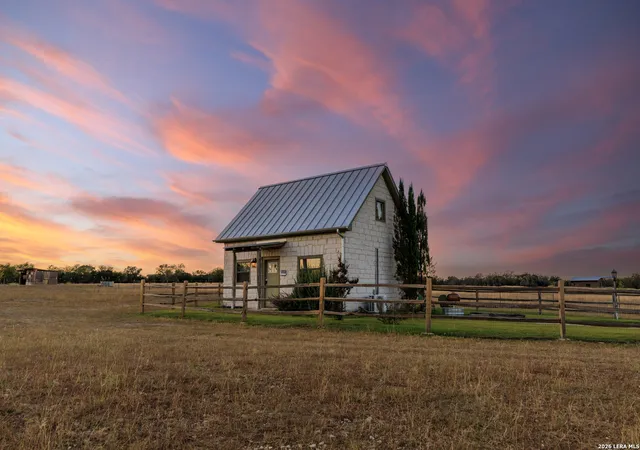 Photo 4 of Single family home for sale at 237 Twisted Timbers Rd, Fredericksburg, TX 78624 | MLS# 1998832 | Listing updated on 2026-07-20