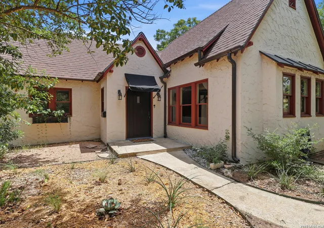 Photo 2 of Sale Pending at 218 North Dr, San Antonio, TX 78201 | MLS# 1998857 | Listing updated on 2026-08-03