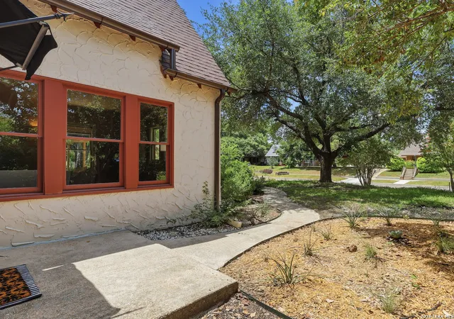 Photo 3 of Sale Pending at 218 North Dr, San Antonio, TX 78201 | MLS# 1998857 | Listing updated on 2026-08-03