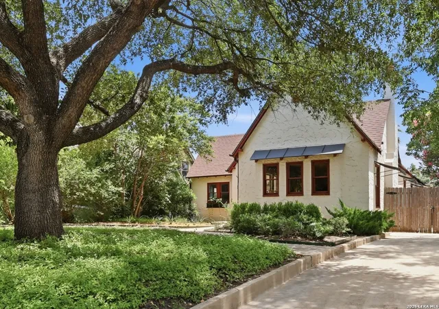 Photo 3 of Sale Pending at 218 North Dr, San Antonio, TX 78201 | MLS# 1998857 | Listing updated on 2026-08-03