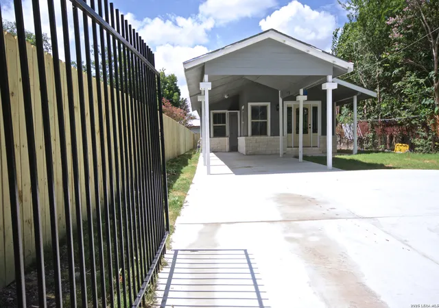 Photo 3 of Sale Pending at 126 Holly St, San Antonio, TX 78207 | MLS# 1999049 | Listing updated on 2026-08-07