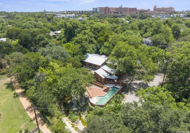 2nd image of 800 Leonard St, Austin, TX 78705 | MLS# 1999059