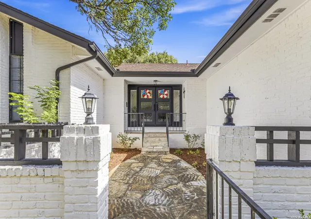 2nd image of 8621 Classic Oaks Ln, San Antonio, TX 78255 | MLS# 1999089