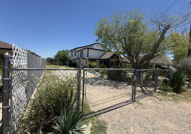 3rd image of 563 La Paloma Dr, Eagle Pass, TX 78852 | MLS# 1999137