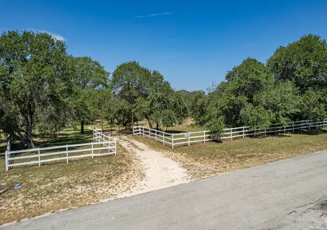 2nd image of 727 Eagle Creek Dr, Floresville, TX 78114 | MLS# 1999261
