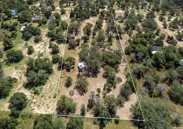 3rd image of 727 Eagle Creek Dr, Floresville, TX 78114 | MLS# 1999261