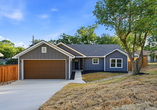 Photo 1 of Sale Pending at 613 Elm St, Kerrville, TX 78028 | MLS# 1999319 | Listing updated on 2026-09-10