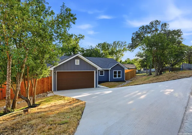 Photo 2 of Sale Pending at 613 Elm St, Kerrville, TX 78028 | MLS# 1999319 | Listing updated on 2026-09-10