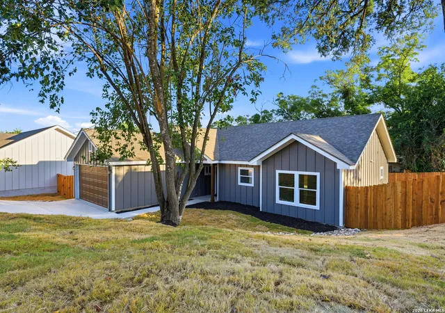 Photo 3 of Sale Pending at 613 Elm St, Kerrville, TX 78028 | MLS# 1999319 | Listing updated on 2026-09-10