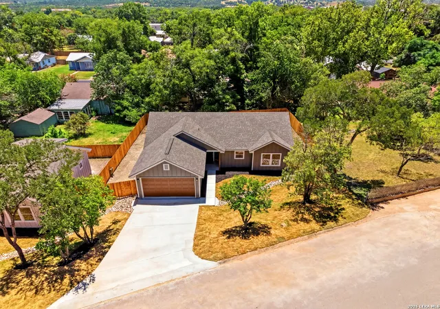 Photo 3 of Sale Pending at 613 Elm St, Kerrville, TX 78028 | MLS# 1999319 | Listing updated on 2026-09-10