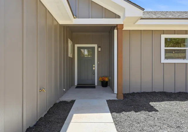 Photo 4 of Sale Pending at 613 Elm St, Kerrville, TX 78028 | MLS# 1999319 | Listing updated on 2026-09-10