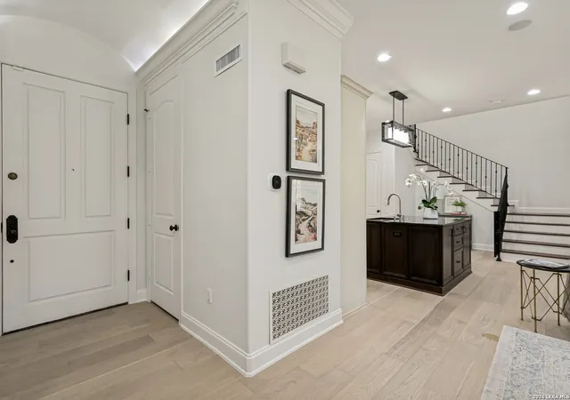 Listing Photo 4 - Condo for sale in building located at 130 Harrigan Ct, San Antonio, TX 78209 - Unit #130