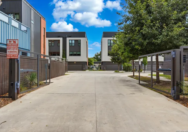 Photo 3 of Single family home for sale at 318 W Grayson St #303, San Antonio, TX 78212 | MLS# 1999374 | Listing updated on 2026-07-21
