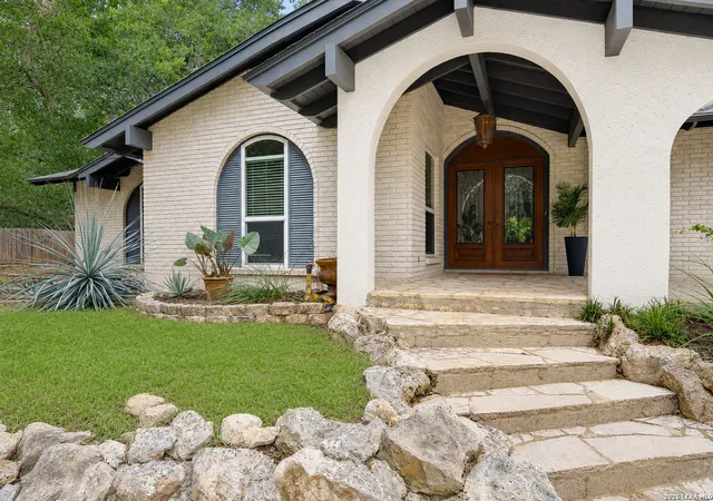 Photo 3 of Sale Pending at 109 Honey Bee Ln, Shavano Park, TX 78231 | MLS# 1999432 | Listing updated on 2026-09-02