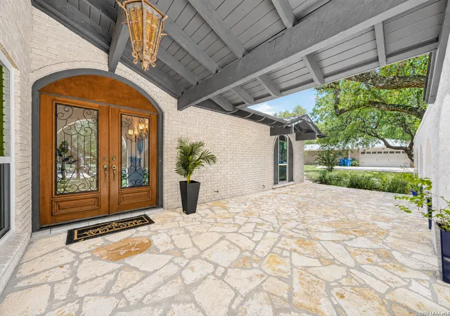 Photo 4 of Sale Pending at 109 Honey Bee Ln, Shavano Park, TX 78231 | MLS# 1999432 | Listing updated on 2026-09-02
