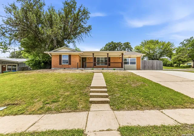 Photo 3 of Sale Pending at 3918 Oak Trl, San Antonio, TX 78228 | MLS# 1999499 | Listing updated on 2026-08-05
