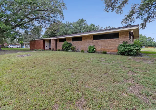 1st image of 911 E Inez St, Beeville, TX 78102 | MLS# 1999573