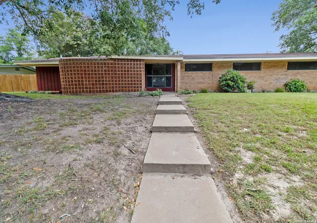 2nd image of 911 E Inez St, Beeville, TX 78102 | MLS# 1999573