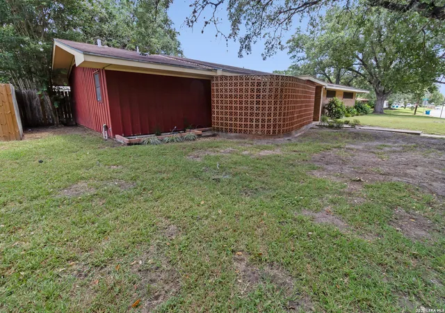 4th image of 911 E Inez St, Beeville, TX 78102 | MLS# 1999573