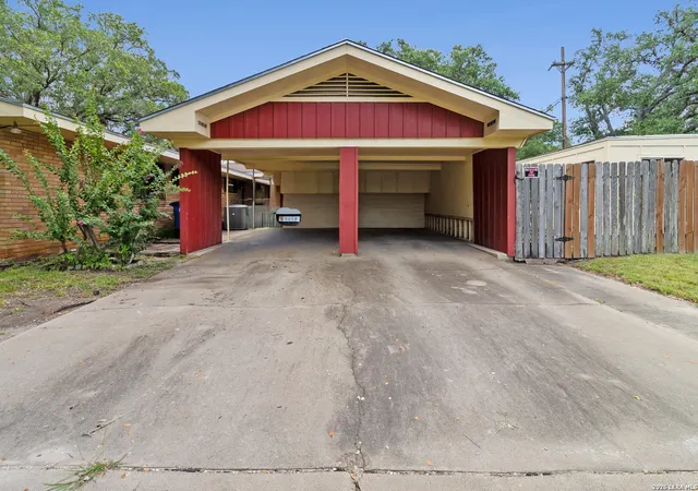 44th image of 911 E Inez St, Beeville, TX 78102 | MLS# 1999573