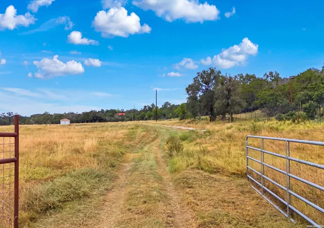2nd image of 1400 Knoll Schwope Rd, Spring Branch, TX 78070 | MLS# 1999693