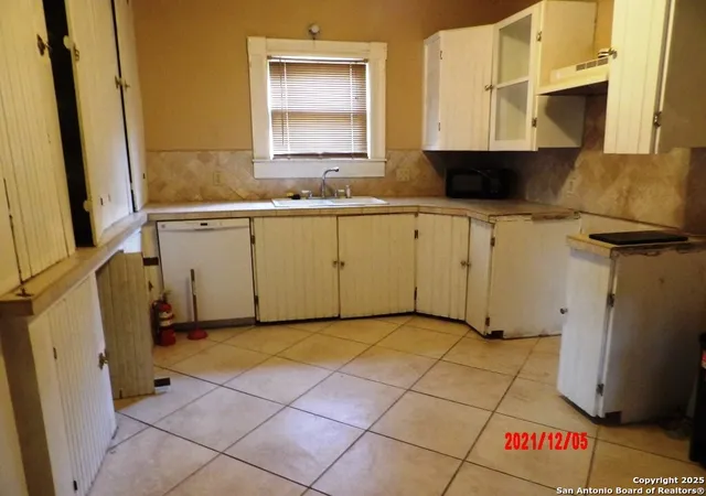 Photo 4 of Single family home for sale at 104 - 106 N Harrison Street, Beeville, TX 78102 | MLS# 1999757 | Listing updated on 2026-07-23