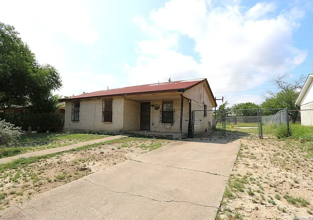 2nd image of 1108 Yoblanda Dr, Eagle Pass, TX 78852 | MLS# 1999762