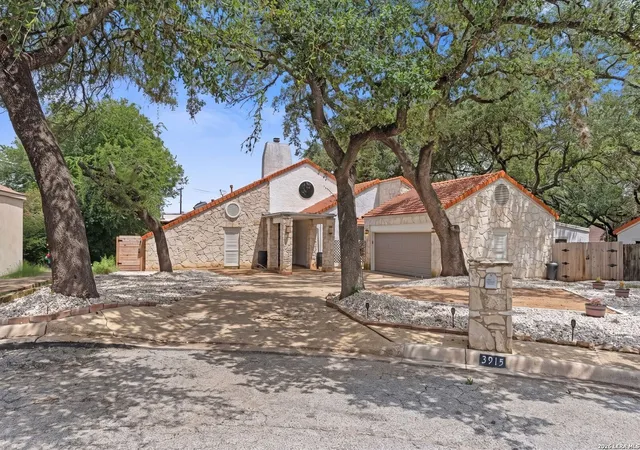 Photo 3 of Single family home for sale at 3915 Hunters Crest St, San Antonio, TX 78230 | MLS# 1999911 | Listing updated on 2026-09-07