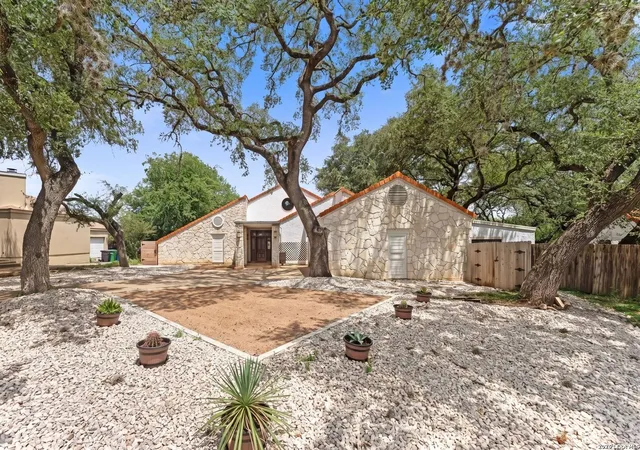 Photo 4 of Single family home for sale at 3915 Hunters Crest St, San Antonio, TX 78230 | MLS# 1999911 | Listing updated on 2026-09-07
