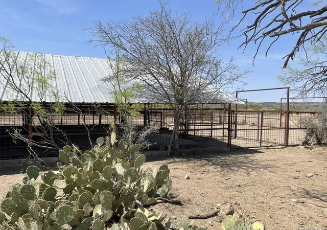 Photo 3 of House for sale at 21 N High Lonesome Ranch, Carrizo Springs, TX 78837 | MLS# 2000000 | Listing updated on 2026-07-24