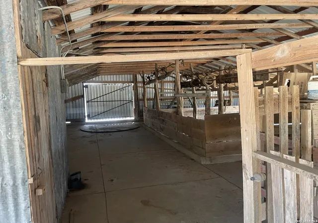 Photo 4 of House for sale at 21 N High Lonesome Ranch, Carrizo Springs, TX 78837 | MLS# 2000000 | Listing updated on 2026-07-24