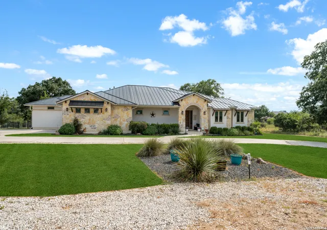 Photo 2 of Single family home for sale at 555 Curvatura, New Braunfels, TX 78132 | MLS# 2000011 | Listing updated on 2026-09-16