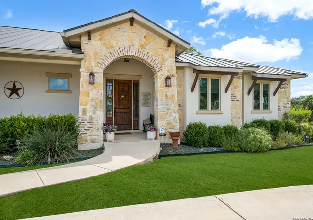 Photo 3 of Single family home for sale at 555 Curvatura, New Braunfels, TX 78132 | MLS# 2000011 | Listing updated on 2026-09-16