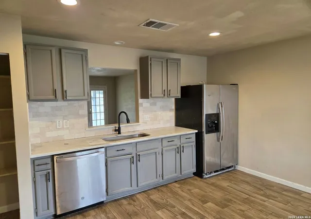 Photo 4 of Single family home for sale at 2914 Lakeland Dr, San Antonio, TX 78222 | MLS# 2000042 | Listing updated on 2026-09-18
