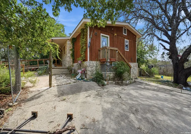 Photo 3 of Sale Pending at 1065 Ridge Oaks Dr, Boerne, TX 78006 | MLS# 2000056 | Listing updated on 2026-08-19