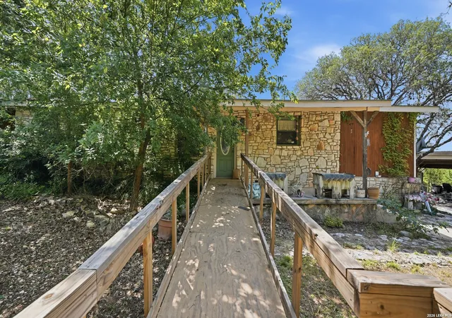 Photo 4 of Sale Pending at 1065 Ridge Oaks Dr, Boerne, TX 78006 | MLS# 2000056 | Listing updated on 2026-08-19