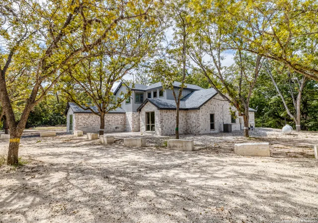 Photo 1 of Single family home for sale at 422 Red Wright Rd, Leakey, TX 78873 | MLS# 2000100 | Listing updated on 2026-07-25