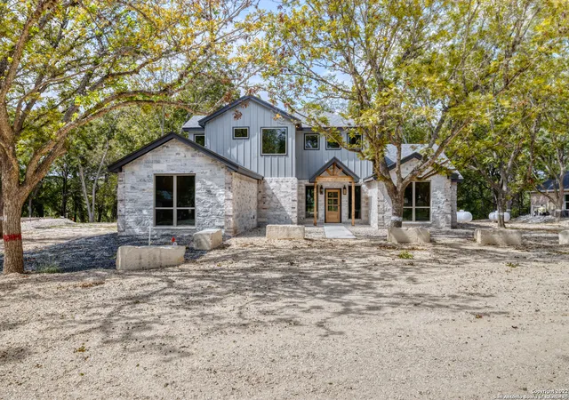 Photo 3 of Single family home for sale at 422 Red Wright Rd, Leakey, TX 78873 | MLS# 2000100 | Listing updated on 2026-07-25