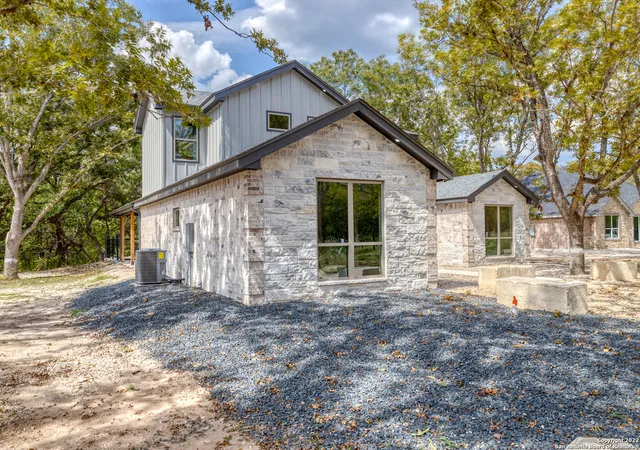 Photo 3 of Single family home for sale at 422 Red Wright Rd, Leakey, TX 78873 | MLS# 2000100 | Listing updated on 2026-07-25