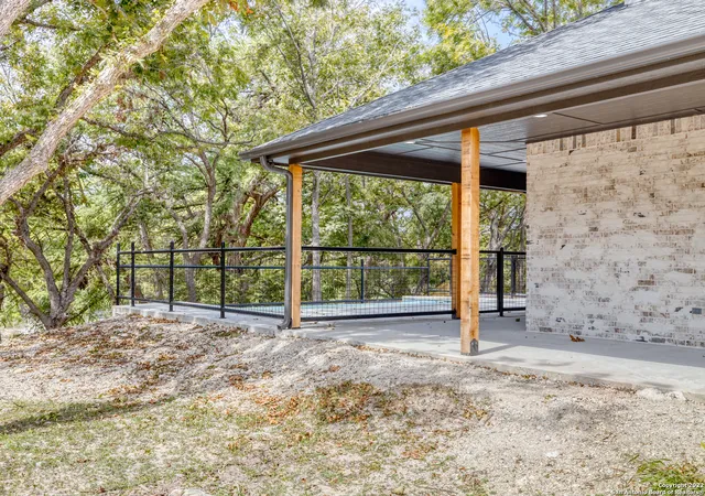 Photo 4 of Single family home for sale at 422 Red Wright Rd, Leakey, TX 78873 | MLS# 2000100 | Listing updated on 2026-07-25