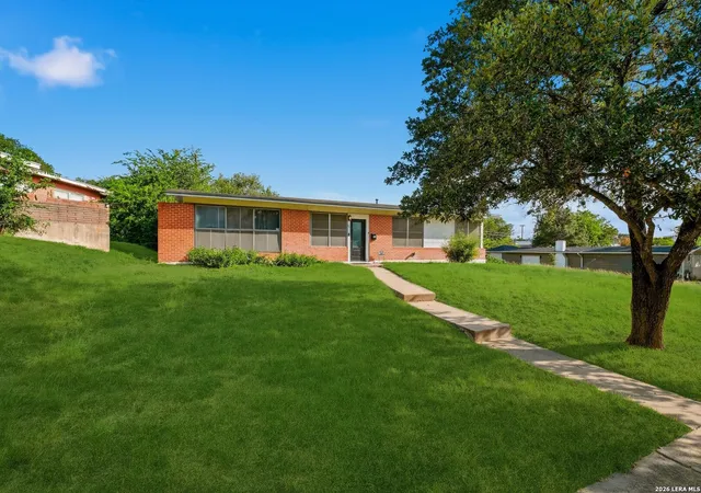 Photo 3 of Sale Pending at 347 E Crestline Dr, San Antonio, TX 78201 | MLS# 2000248 | Listing updated on 2026-09-08