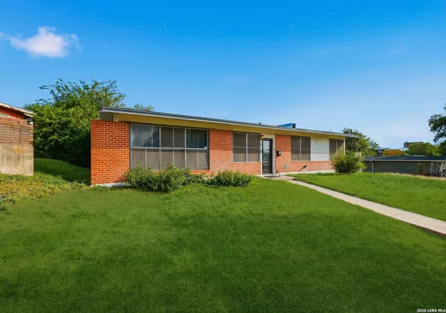 Photo 4 of Sale Pending at 347 E Crestline Dr, San Antonio, TX 78201 | MLS# 2000248 | Listing updated on 2026-09-08