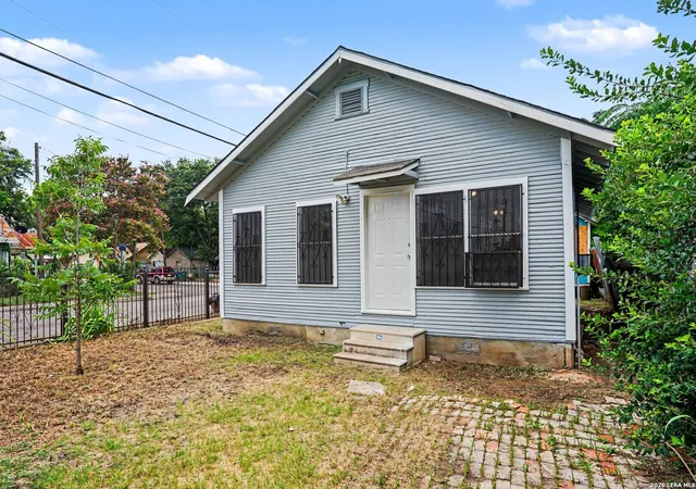 Photo 3 of Single family home for sale at 2035 S Trinity St, San Antonio, TX 78207 | MLS# 2000374 | Listing updated on 2026-09-08