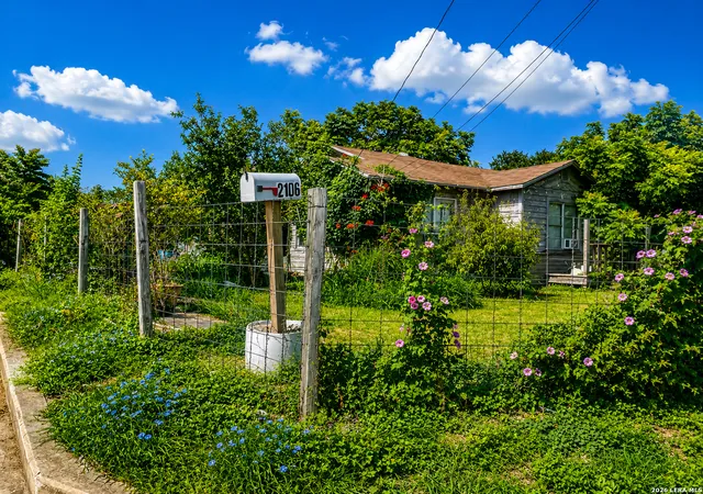 Photo 2 of Single family home for sale at 2106 E Southcross Blvd, San Antonio, TX 78223 | MLS# 2000417 | Listing updated on 2026-08-03