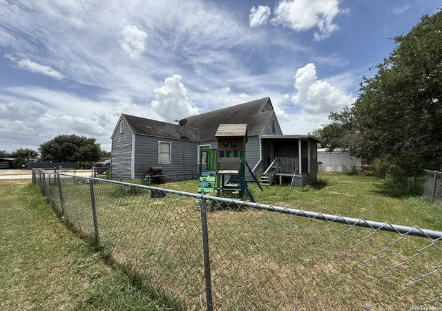 5th image of 207 Mcgloin St, Three Rivers, TX 78071 | MLS# 2000460