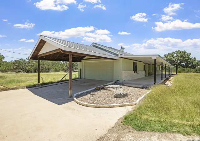 Photo 3 of Single family home for sale at 110 Live Oak Ln, Kerrville, TX 78028 | MLS# 2000503 | Listing updated on 2026-07-26