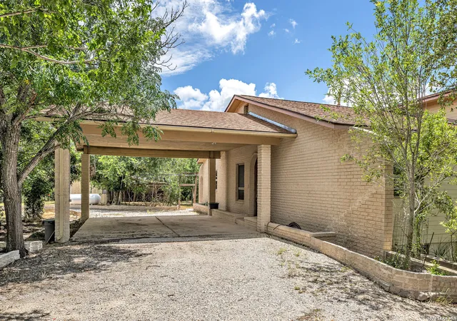 3rd image of 252 Pebble Beach Rd, Lakehills, TX 78063 | MLS# 2000506