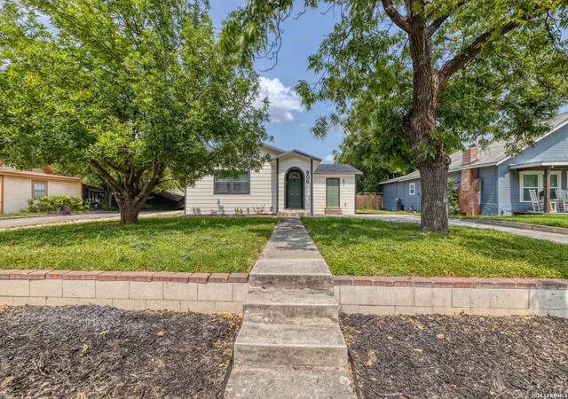 1st image of 806 N Getty St, Uvalde, TX 78801 | MLS# 2000555