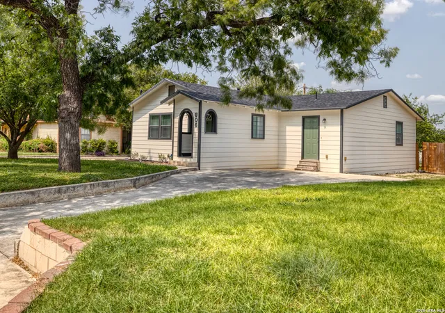 2nd image of 806 N Getty St, Uvalde, TX 78801 | MLS# 2000555