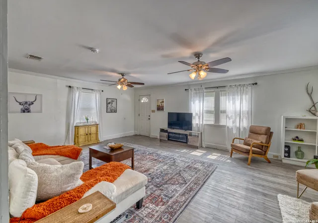 5th image of 806 N Getty St, Uvalde, TX 78801 | MLS# 2000555